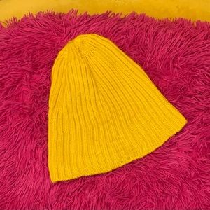 🌼plain yellow knit beanie (great as a staple for colorful fits!)